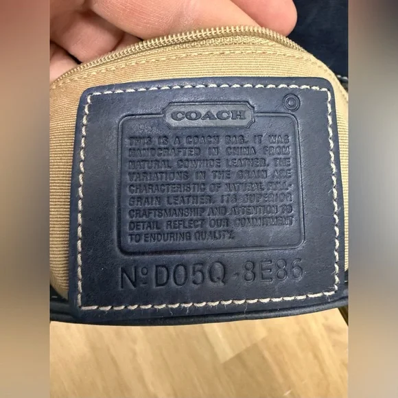 Coach Vintage Hamptons Shoulder/Tote Leather Bag in Navy w/ Embossed Logo - Picture 12 of 12